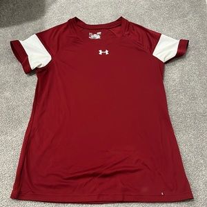 maroon underarmour drifit tshirt